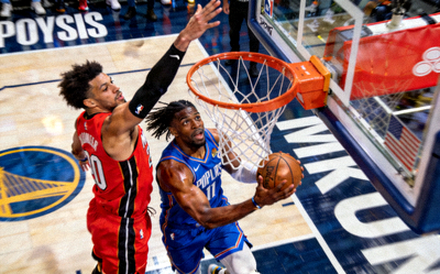 NBA季后赛激烈对抗画面，球员篮下争抢